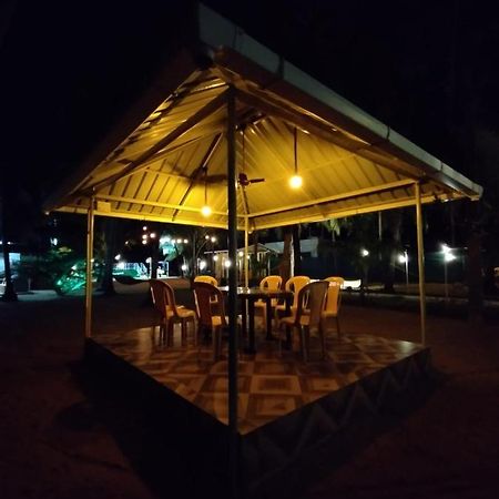 Hangout Kalyānpur Esterno foto