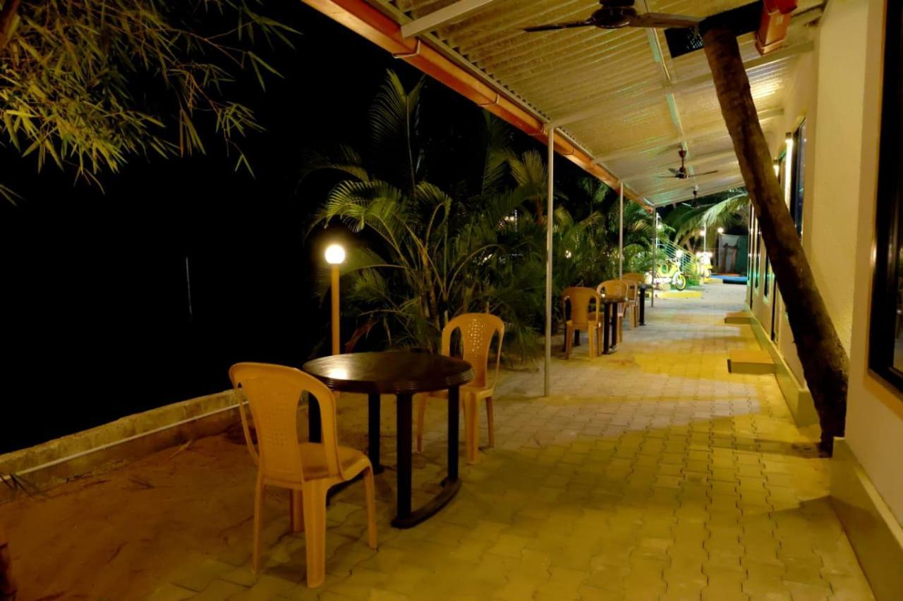 Hangout Kalyānpur Esterno foto