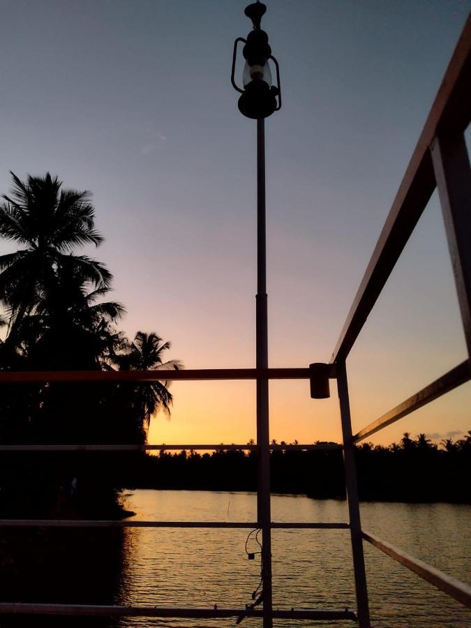 Hangout Kalyānpur Esterno foto