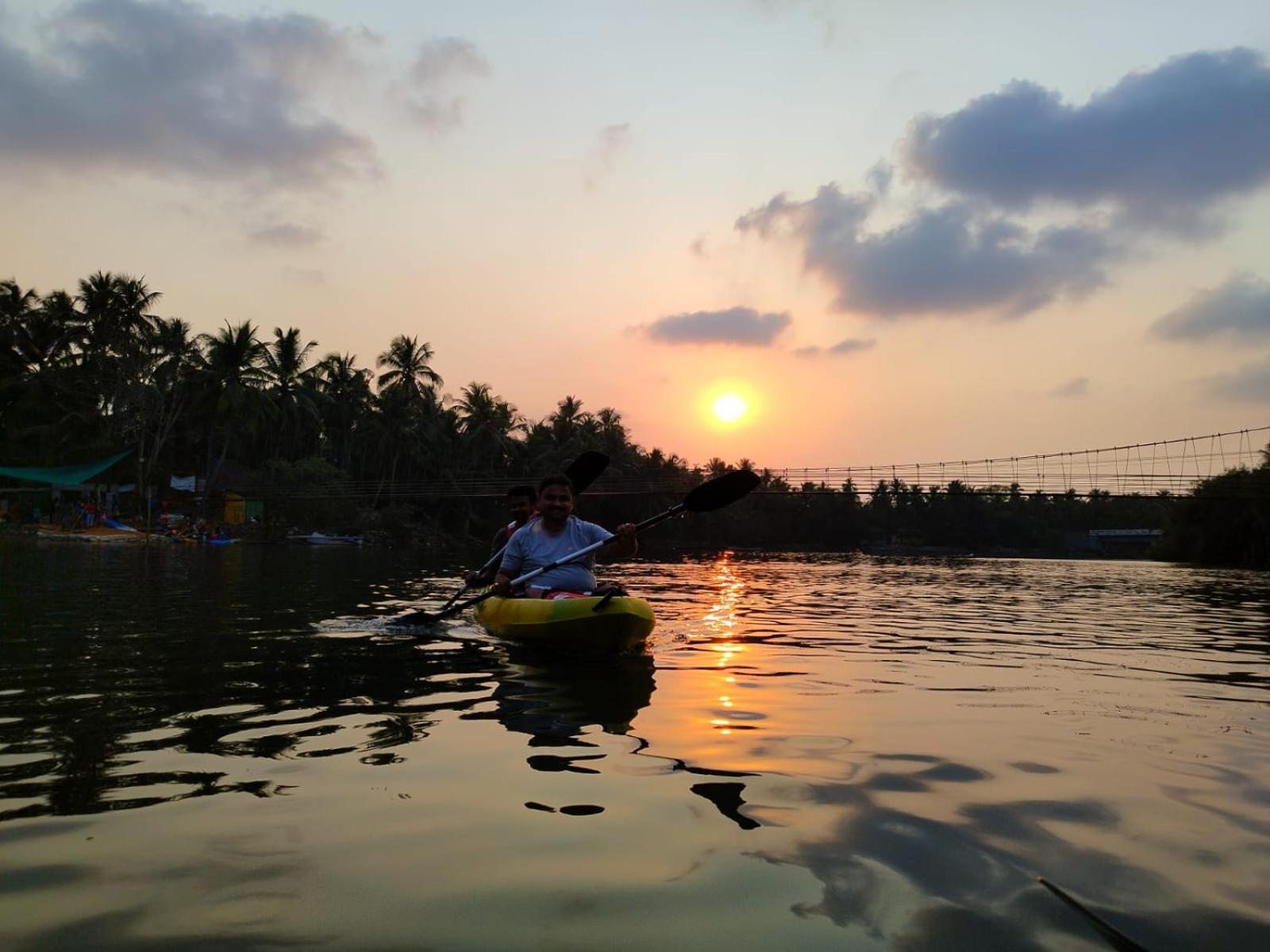 Hangout Kalyānpur Esterno foto
